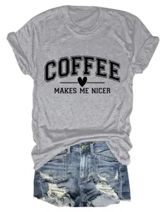 T-shirt femme gris décontracté à col rond et manches courtes associé à un short en jean stylé.