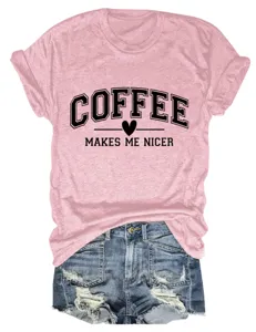 T-shirt de loisirs rose à manches courtes pour femmes avec imprimé café et short en jean.