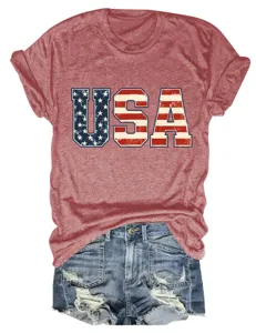 Γυναικείο casual κοντομάνικο κόκκινο T-shirt με τύπωμα USA γράμματα και τζιν σορτς.