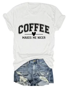 T-shirt blanc décontracté pour femme à col rond associé à un short en denim bleu.