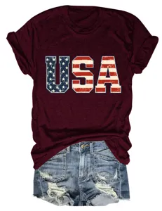 Λεπτομερής όψη γυναικείου casual κοντομάνικου t-shirt με τύπωμα γράμματα σημαίας USA.