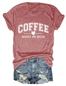 T-shirt à manches courtes rouge décontracté pour femme avec imprimé café et short en jean.