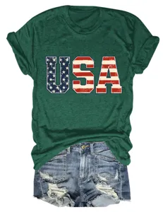 Γυναικείο casual κοντομάνικο t-shirt με τύπωμα σημαίας ΗΠΑ και μπλε τζιν σορτς.