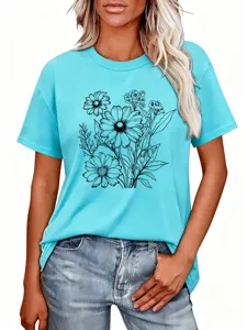 Primo piano della t-shirt a maniche corte azzurra con elegante stampa artistica floreale nera.