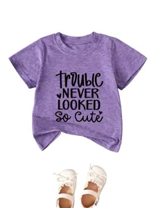 T-shirt viola a maniche corte per bambini con simpatica stampa di lettere e scarpe bianche.