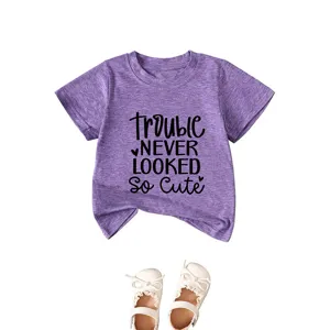 Maglietta a maniche corte viola per bambini con stampa di lettere carine per abbigliamento casual.
