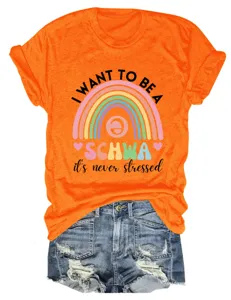 Maglietta a maniche corte arancione con grafica arcobaleno e pantaloncini di jeans donna.