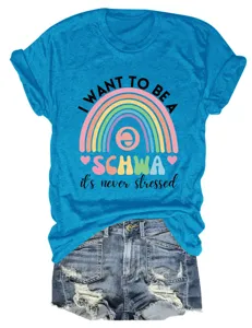 Vista dettagliata della t-shirt blu a maniche corte con grafica arcobaleno schwa.