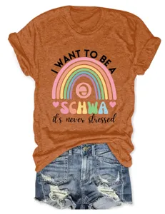 Vista dettagliata della t-shirt grafica arancione casual con stampa di slogan arcobaleno.