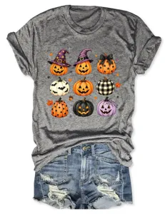 Camiseta gris de manga corta con un detallado estampado gráfico de calabaza.