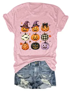Vista detallada de la camiseta rosa informal de manga corta para mujer con estampado de calabaza.