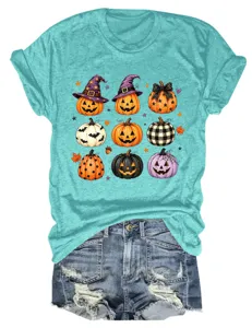 Vista de cerca del estampado gráfico de calabaza de Halloween en la suave tela turquesa.