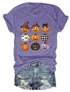 Primer plano del detalle del estampado de calabaza de Halloween en camiseta morada.