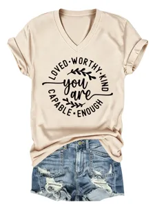 Gedetailleerd close-up uitzicht van het casual V-hals t-shirt met inspirerende print.