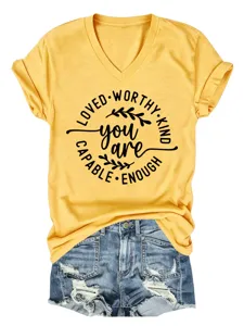 Dames geel V-hals korte mouw T-shirt met inspirerende citatendruk casual top dagelijks gebruik.