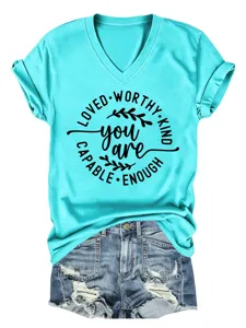Casual dames V-hals korte mouw t-shirt met motiverende grafische print detailweergave.