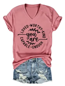 Roze V-hals korte mouw t-shirt detail met inspirerende tekstprint en denim korte broek.