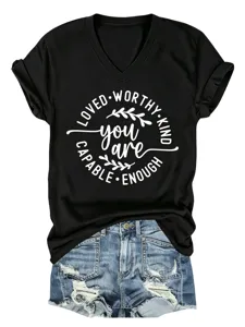 Zwart V-hals t-shirt met korte mouwen en inspirerende tekst, casual zomertop voor dames.