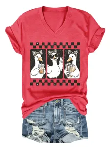 Όμορφο γυναικείο T-shirt με V-neck και τύπωμα πάπιας, κοντομάνικο με τζιν σορτς.