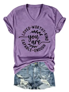 Casual paars V-hals korte mouw t-shirt met inspirerend motiverend tekst print ontwerp.