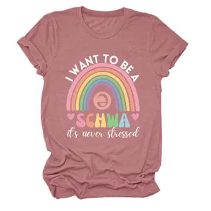 Dettaglio ravvicinato della simpatica t-shirt grafica estetica con arcobaleno colorato.