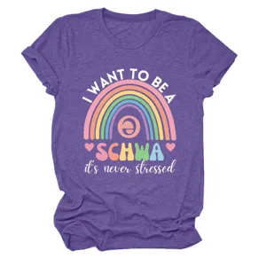 Maglietta grafica viola con un divertente design arcobaleno schwa per abbigliamento casual.
