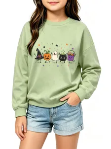 Nahaufnahme des hellgrünen Sweatshirts mit süßen Halloween-Cartoon-Printdetails.