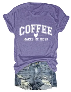 Femme decontractée t-shirt violet manches courtes avec impression de café et short en jean.