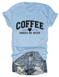 Gros plan détail du t-shirt à manches courtes bleu clair associé à un short en jean, imprimé.