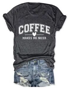 Vue détaillée du t-shirt à manches courtes imprimé décontracté avec un short en denim déchiré.