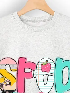 Lockerer Langarm-Sweatshirt für Damen mit niedlichem Buchstaben-Grafikprint im Detail.