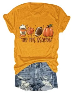 Vista dettagliata della t-shirt giallo senape con stampa grafica autunnale.