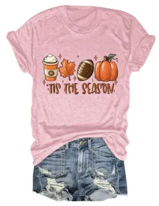 Maglietta casual da donna a maniche corte con grafica autunnale e pantaloncini denim.