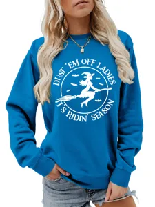 Detailansicht des blauen Sweatshirts mit weißem Hexen-Grafikdruck und saisonaler Aufschrift.