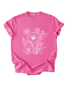 Vista dettagliata della stampa floreale bianca in grafica lineare sulla maglietta rosa.