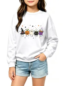 Nahaufnahme des süßen Halloween-Cartoon-Musters auf dem weißen Baumwollsweatshirt.