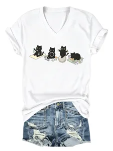 Gros plan du motif graphique de chats noirs de yoga mignons sur le t-shirt blanc à col en V.