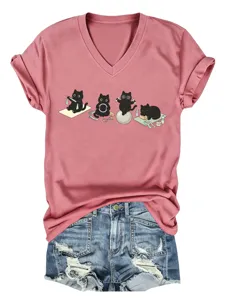 Gros plan détaillé du motif graphique de chats noirs de yoga imprimé sur le t-shirt élégant.
