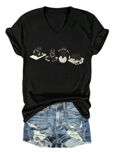T-shirt femme noir col V manches courtes avec détail d'imprimé graphique de chats de yoga.