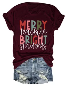 Dettaglio in primo piano della t-shirt casual da donna a maniche corte con stampa a lettere.