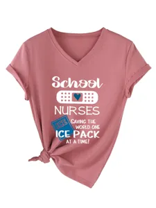 Dettaglio t-shirt scollo V manica corta con stampa infermiera scolastica e orlo annodato.