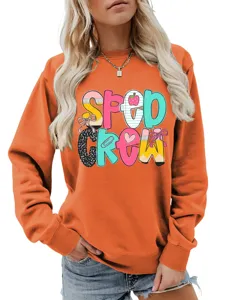 Detaillierte Ansicht des orangefarbenen Pullovers mit farbigen Buchstaben und Design.