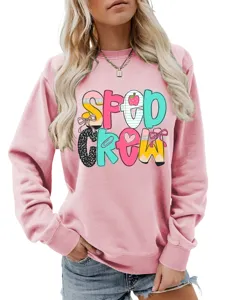 Detailansicht des rosa langärmligen Sweatshirts mit Grafik-Text auf der Brust.