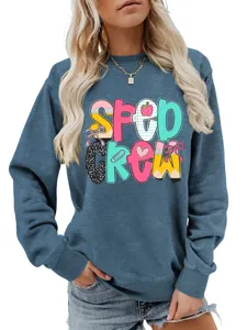Bequemer blau-grauer Damen Pullover mit Rundhalsausschnitt und niedlichem sped crew Print.