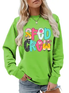 Detailansicht des grünen Sped Crew Sweatshirts für Damen mit bunten Buchstaben-Grafiken.