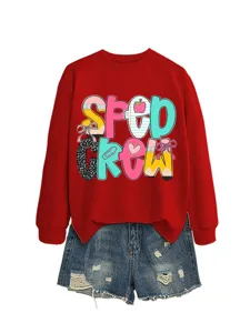 Gemütlicher roter Rundhals Pullover mit langen Ärmeln, SPED CREW Motiv und Jeansshorts.