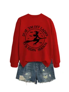 Roter Halloween-Hexen-Print Langarm-Sweatshirt kombiniert mit stylischen Destroyed-Jeansshorts.