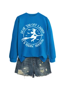 Blauer Langarm-Sweatshirt mit Hexen-Print kombiniert mit stilvollen Destroyed-Denim-Shorts.