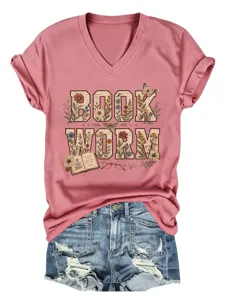 Vue détaillée du t-shirt rose à col en V avec impression graphique florale de rat de bibliothèque.