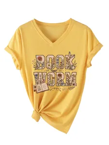 Vue détaillée du t-shirt jaune à col en V et manches courtes avec imprimé graphique floral.